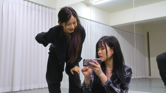 연습 영상을 보고 피드백을 주고받는 댄서들