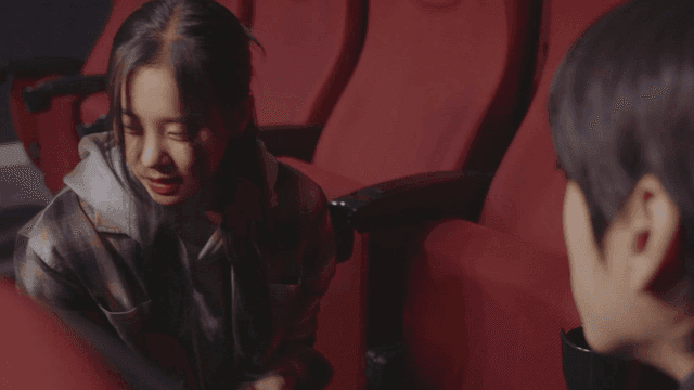 영화관 좌석 밑에서 마주친 커플