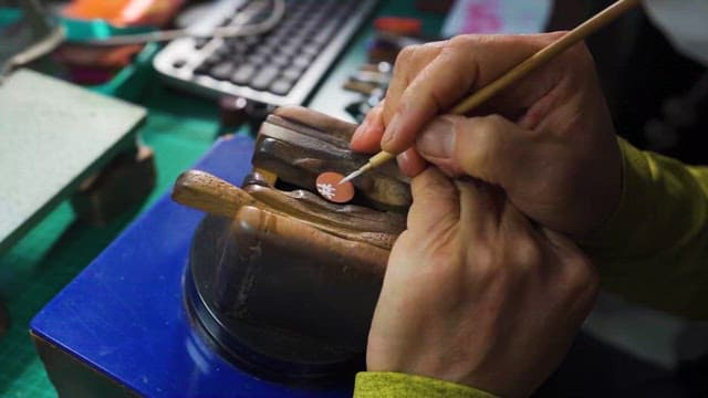 목공예품에 그림을 그리는 장인