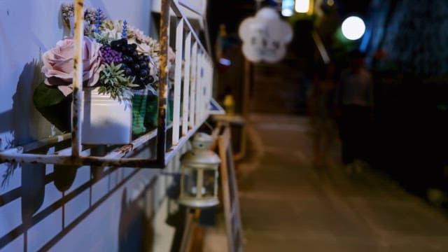 장식 꽃이 있는 밤 거리