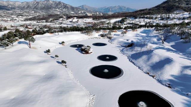 눈으로 덮인 풍경과 얼음 연못들