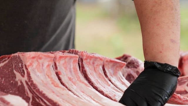 양념한 고기를 그릴에 올리는 사람