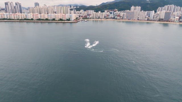 도시 배경의 바다 위 제트스키