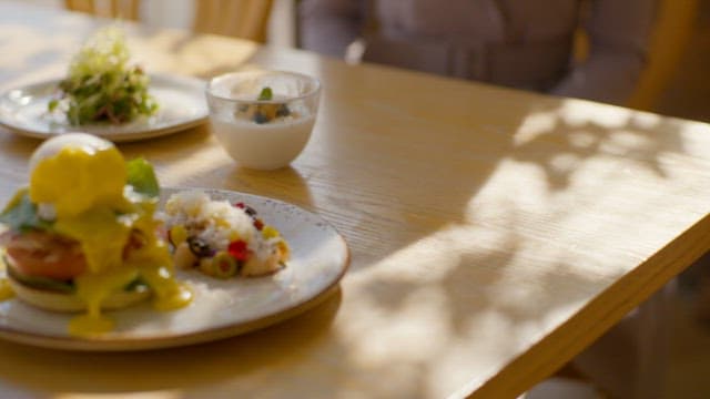 브런치 테이블에 음식 접시 올려놓기