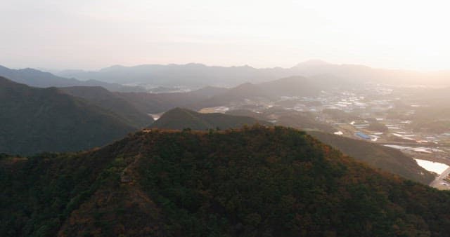 황혼이 내려앉은 고요한 산의 풍경