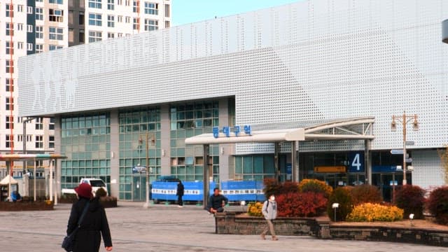 동대구역 밖을 걷는 승객들