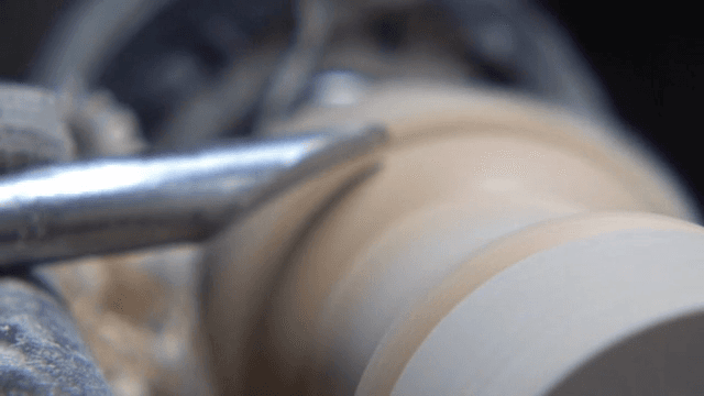 목재를 가공하는 작업대의 근접 촬영