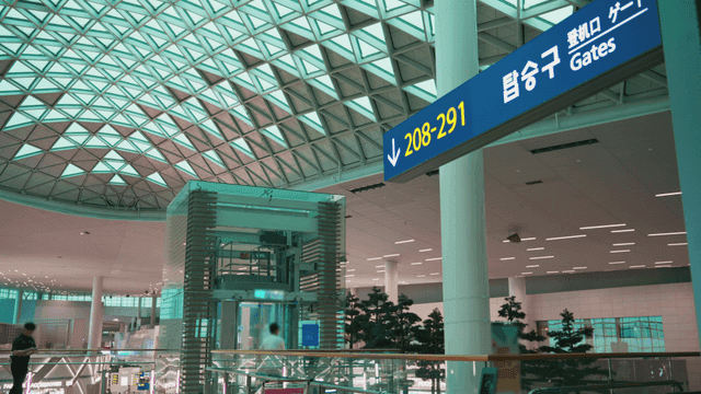 게이트 표지판이 있는 현대적인 공항 터미널