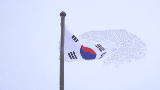 맑은 하늘 아래 휘날리는 태극기