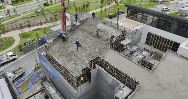 건설 현장에서 콘크리트를 붓는 작업자들