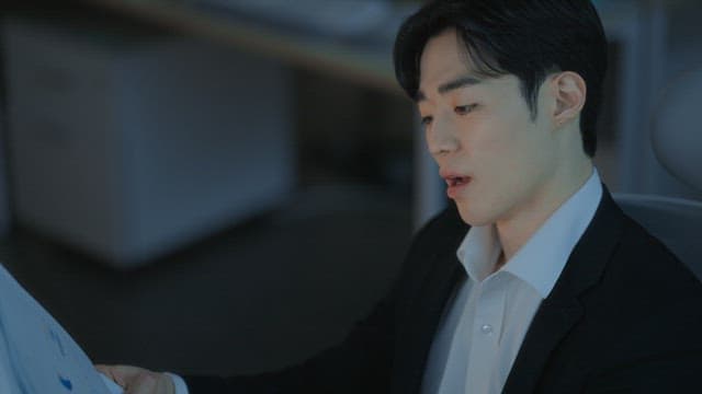 서류를 검토하는 정장 입은 남성