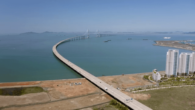 해안 도시와 연결된 긴 다리