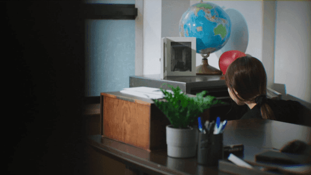 사무실 금고를 여는 여성의 뒷모습