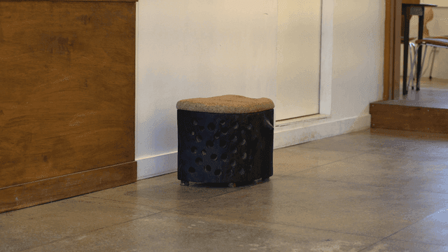 아늑한 실내 공간의 작고 독특한 나무 의자