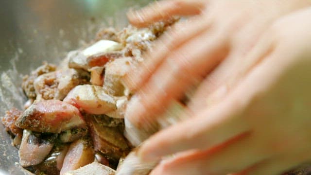 젓갈을 만들기 위해 버무려지는 생선과 양념