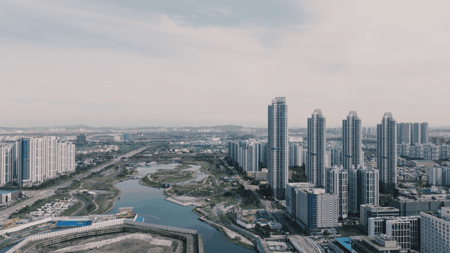 중앙 호수 공원이 있는 현대 도시