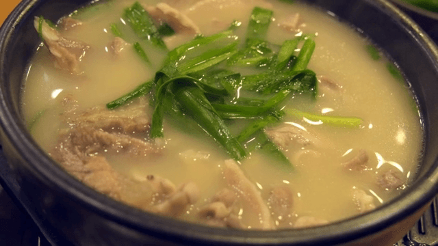 Bowl of steaming seolleongtang with green onions