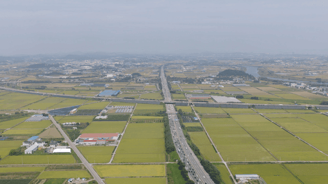 고속도로가 있는 넓은 농경지