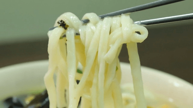 칼국수 면을 젓가락으로 집는 모습