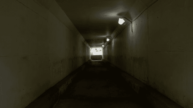 야외 계단으로 이어지는 조용한 터널