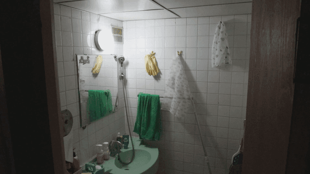 청소 용품이 있는 작은 욕실