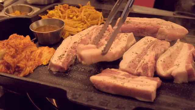 김치와 콩나물과 함께 삼겹살 굽기