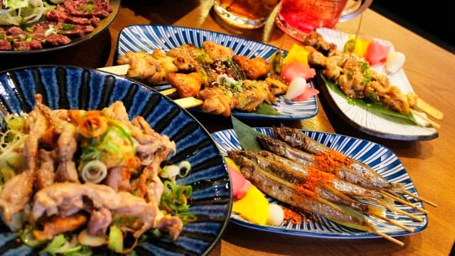 다양한 일본 음식이 푸짐하게 차려진 테이블