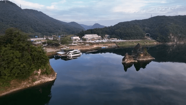 전통 정자와 보트가 있는 고요한 호수