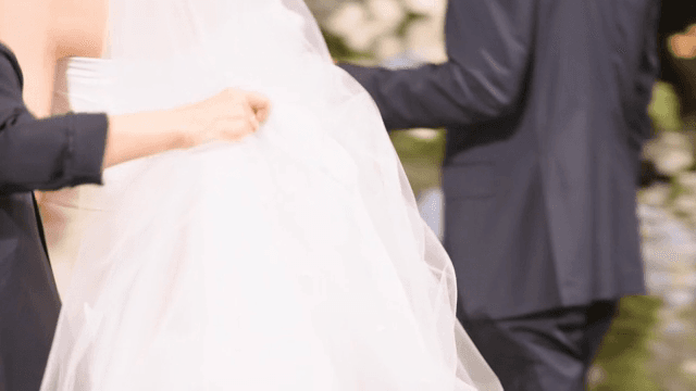 결혼식에서 부케를 든 신부