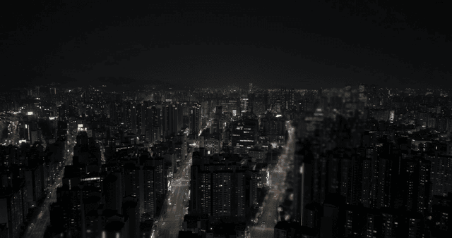 밤의 번화한 도심 야경 풍경