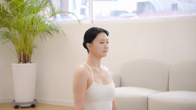 실내에서 평화롭게 쉬는 여성