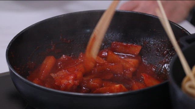 팬에서 요리하는 매운 떡볶이