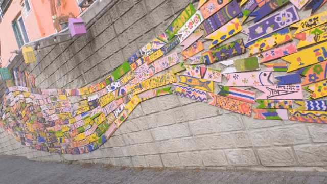 벽에 그려진 화려한 벽화