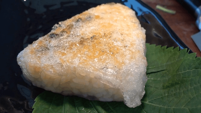 접시 위의 구운 주먹밥