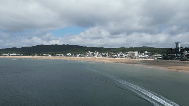 해변과 산이 있는 해안 도시