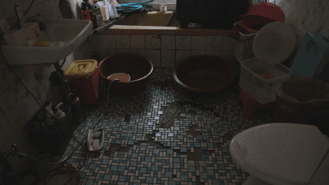 다양한 물건이 있는 어수선한 욕실