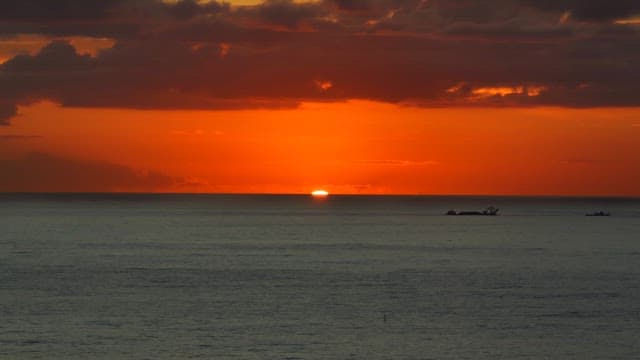 화려한 하늘과 바다 위의 일몰