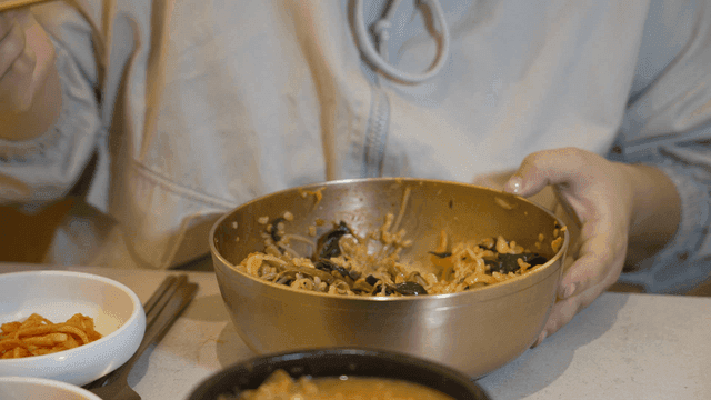 비빔밥을 즐기는 사람