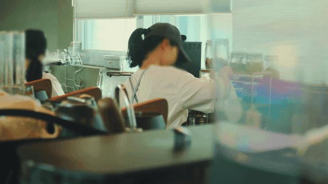 카페에서 음료를 준비하는 바리스타들