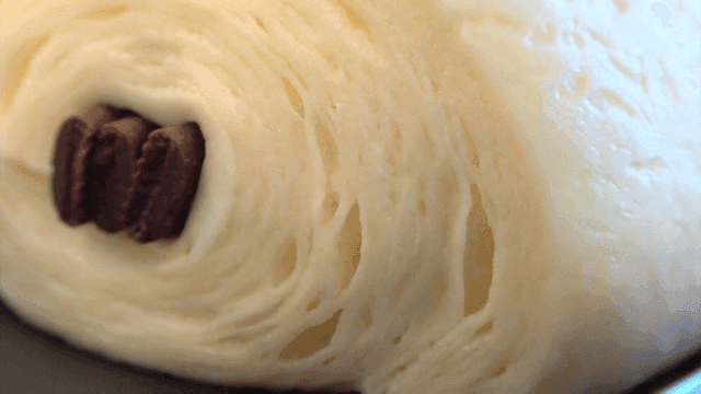 초콜릿이 들어간 롤 디저트의 클로즈업