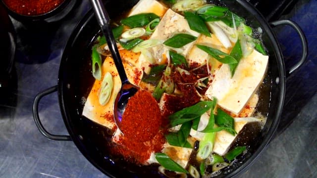 고추가루와 파가 들어간 두부 찌개