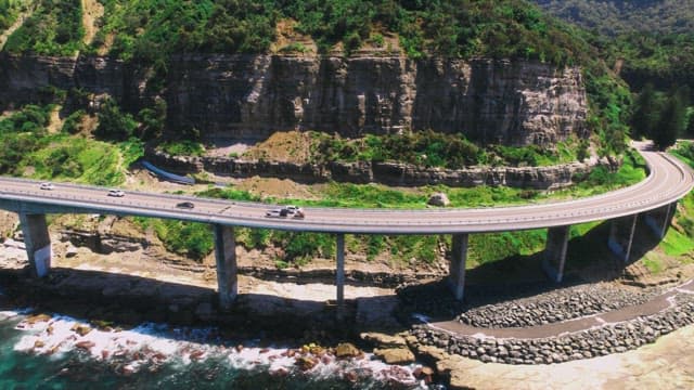 차량과 경치가 있는 해안 고속도로