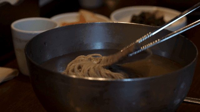 계란과 소고기 고명이 올라간 메밀 막국수