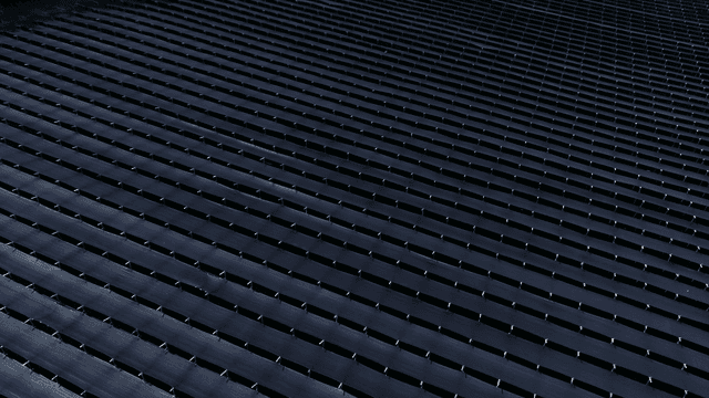 들판에 있는 차양막의 행렬