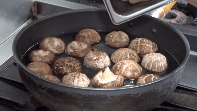 물에 버섯을 넣는 장면