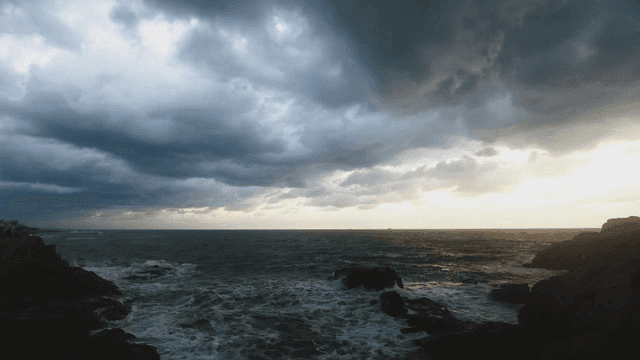 바위 해안에 부딪히는 바다 일출 과정