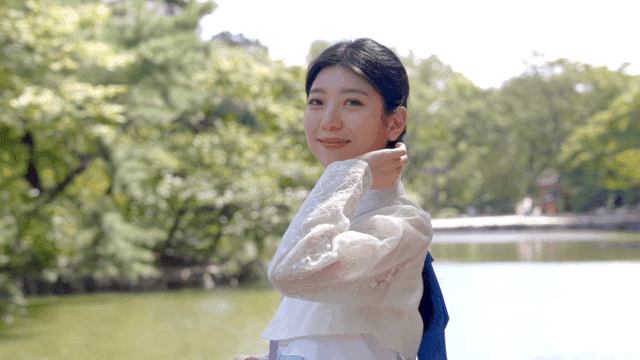 연못가에 있는 한복을 입은 여성