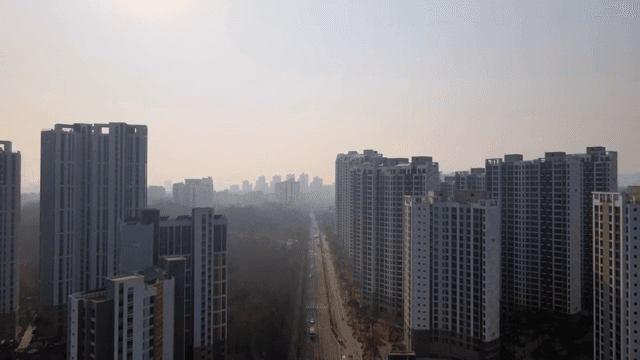 고층 건물과 도로가 있는 도시 풍경