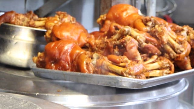 주방 조리대 위의 족발과 커다란 냄비