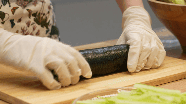나무 도마 위에서 김밥 말아지는 김밥